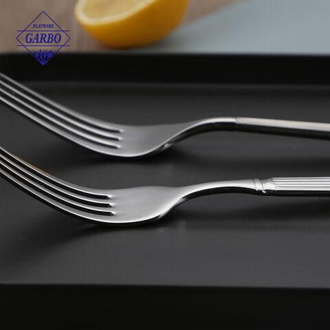 Durable Stainless Steel Cutlery Set with Elegant Vertical Striped Handle 